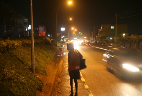Straßenlaternen überall: Verglichen mit dem finsteren, schmuddeligen Nairobi, wirkt Kigali in Ruanda 2012 wie eine südeuropäische Großstadt